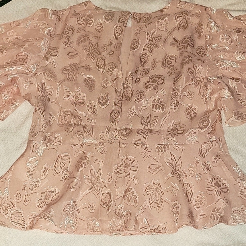 EXPRESS Dusty Light Pink Jacquard Floral Flutter Sleeve Top Blouse Small NWT - Picture 6 of 10